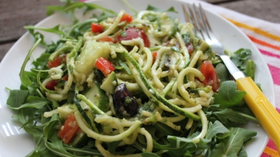 Reteta: Salata de avocado cu paste, gustoasa si satioasa