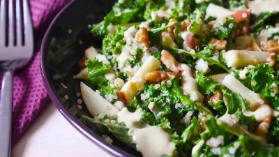 Reteta: Salata de kale cu naut, nuci, dressing de sirop de artar