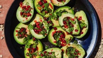 Reteta vegana: avocado umplut cu salsa de rodii