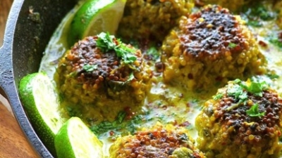 Reteta vegana: chiftele de quinoa in sos de cocos si turmeric