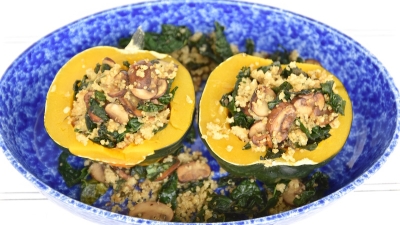 Reteta vegana: dovleac umplut cu ciuperci, kale si quinoa