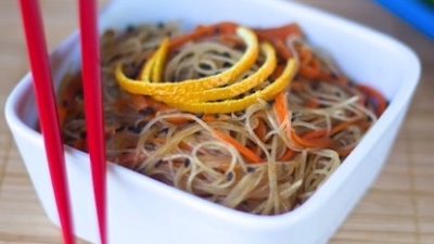 Reteta vegana: Noodles cu aroma de portocale si susan