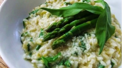 Rețetă vegetariană de primăvară: Risotto cu ceapă verde și sparanghel