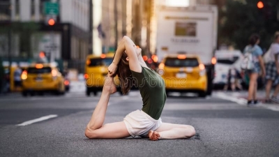 femeie-asana-social-yoga