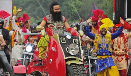 guru-controversati-india-motocicleta-atepti