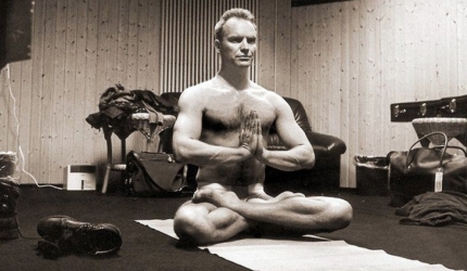 11 barbati sexy si celebri care practica yoga