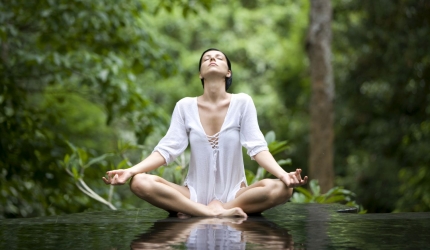 femeie-yoga-meditatie-lotus