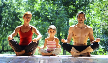 4 Motive pentru care copilul tău ar trebui să practice yoga