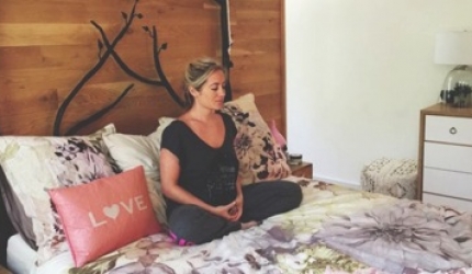 5 asane pe care le poti practica in pat