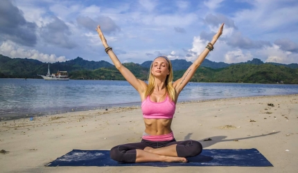 5 asane si 5 motive sa-ti incepi ziua cu yoga