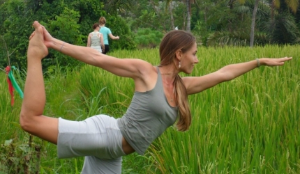5 motive sa practici yoga descult