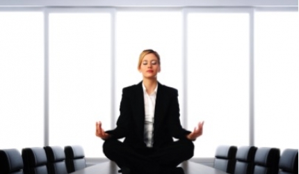 7 moduri în care meditația îți îmbunătățește performanțele de la locul de muncă