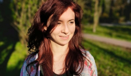 femeie-zambet-natura