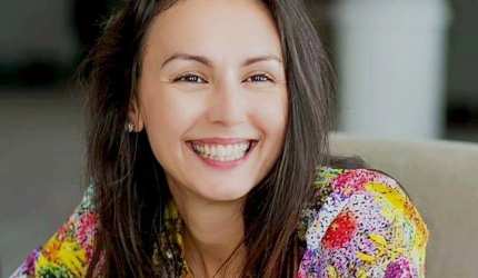 femeie-zambet-alina-vasilache