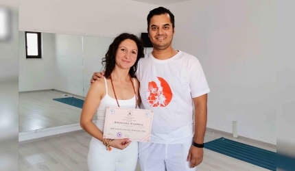 Andrada-Ciupeiu-Mukesh-Kothari-instructor-yoga