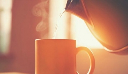 Apa calda - cel mai bun medicament pentru stomac