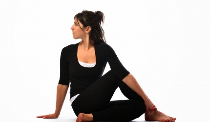 femeie-Ardha-Matsyendrasana