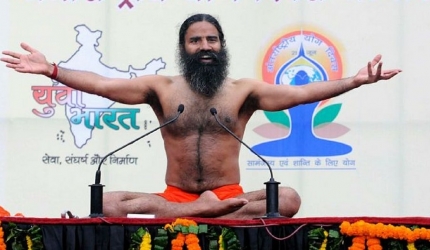 Baba Ramdev, vedeta Indiei, un guru controversat si multimilionar, care sustine ca yoga poate vindeca homosexualitatea