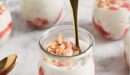 Budinca de orez si cocos cu rubarba