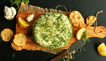 branza-vegana-usturoi-biscuiti