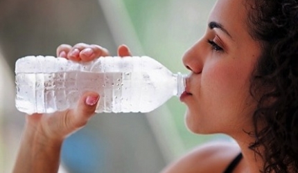 De ce e daunator sa bei apa rece, potrivit medicinei ayurvedice