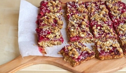 Desert vegan: prajitura crocanta cu fulgi de ovaz si capsune