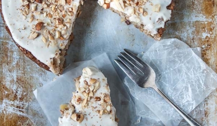 Desert vegan: Tort de mere cu glazura de cocos