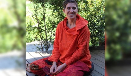 Edó-Gergely-femeie-zambet-yoga