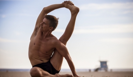 FOTO 15 bărbați “hot” care practică yoga