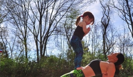 FOTO! Dovada ca yoga poate deveni o activitate de familie