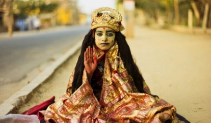 FOTO! Yoga zilelor noastre – de la retreaturi moderne, la ascetii indieni