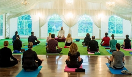 Ghid complet pentru alegerea unui instructor de yoga și meditație