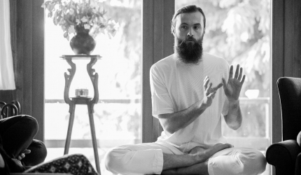 Interviu Cosmin Cobuz: “Yoga constienta mi se pare a fi un pleonasm”