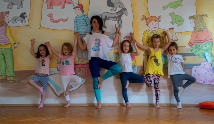 Interviu Elena Nasta: “Am ales sa fac yoga cu copii pentru ca iubesc prezenta lor, naturaletea si energia lor”