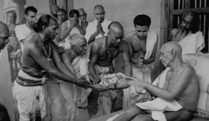 R Maharashi: Toate gandurile provin din inima; inima e locul din care izvorasc si prana si cuvintele"