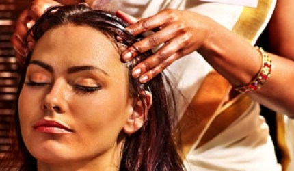 Masajul capilar, recomandat de medicina ayurvedica