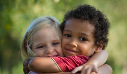 copii-imbratisati