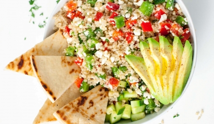 Reteta de taverna greceasca: bol mediteranean de quinoa cu legume