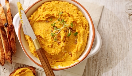 Reteta: Hummus cu morcov copt si marar