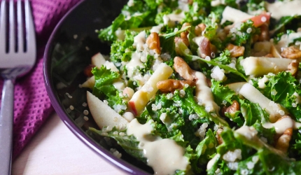 Reteta: Salata de kale cu naut, nuci, dressing de sirop de artar