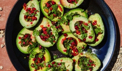 Reteta vegana: avocado umplut cu salsa de rodii