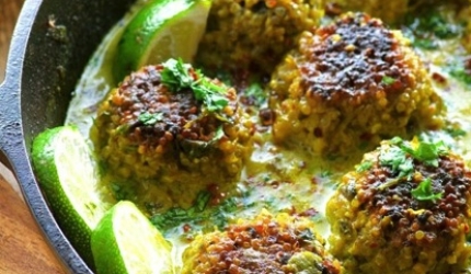 Reteta vegana: chiftele de quinoa in sos de cocos si turmeric