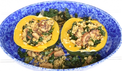 Reteta vegana: dovleac umplut cu ciuperci, kale si quinoa