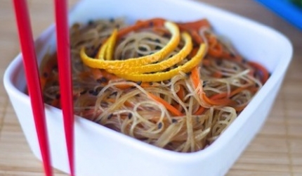 Reteta vegana: Noodles cu aroma de portocale si susan
