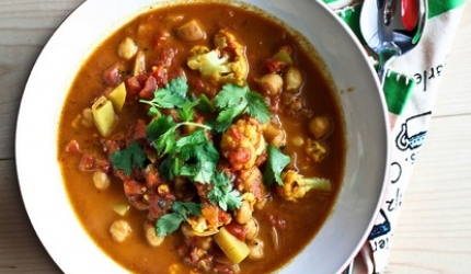 Reteta vegana: tocana cu conopida, naut si cuscus