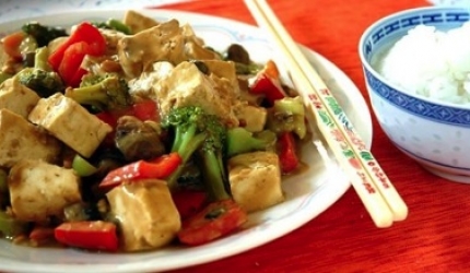 Reteta vegana: Tofu si legume in sos de arahide