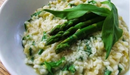 Rețetă vegetariană de primăvară: Risotto cu ceapă verde și sparanghel
