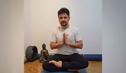 Sebastian-Tarpan-yoga