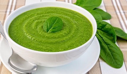 Supa raw vegana verde pentru chakra inimii