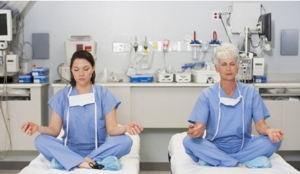 Un nou studiu demonstreaza efectul practicii yoga, al meditatiei si al rugaciunii asupra corpului si psihicului uman